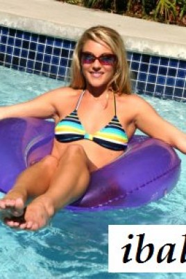 Блондинка в эротичном купальнике в фиолетовом бублике