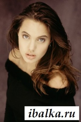 Знаменитость Анджелина Джоли показала эротический архив