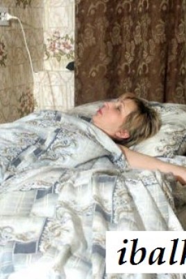 Голая мамзель спит с дилдо под подушкой