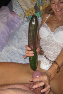 Девушка одевает презерватив на огурец порно (68 фото)