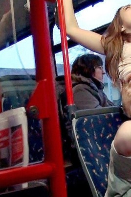 Голая девушка едет в автобусе (63 фото)