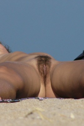 Волосатая пизда в трусах на пляже (52 фото)