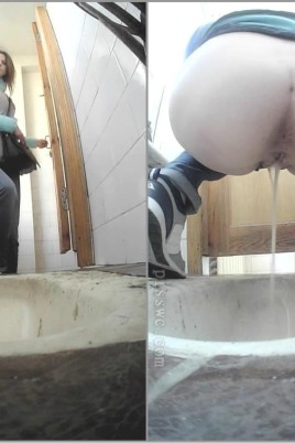 Девушка в туалете вид снизу (66 фото)