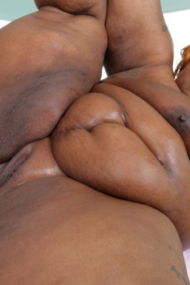 Супер толстушка негритянка ню (39 фото)