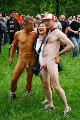 Одетых и голых мужчин без трусов (65 фото)
