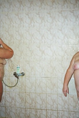 Голые толстые женщины в общественном душе (66 фото)