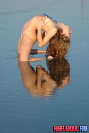 Развратная дама в воде с голым задом