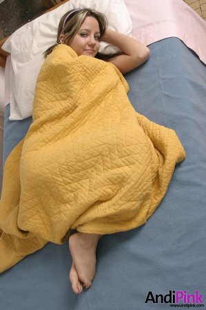 Тёлка в постели прикрывается одеялом