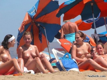 Обнажённые девушки загорают на пляже