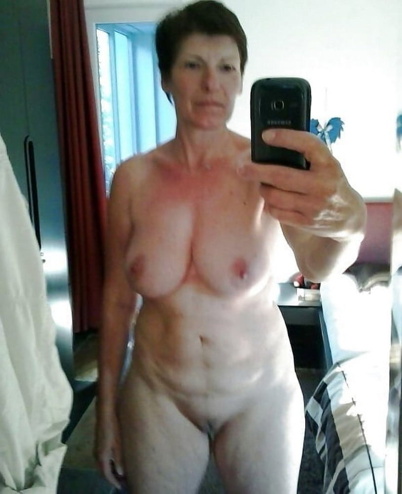 Granny nude selfie