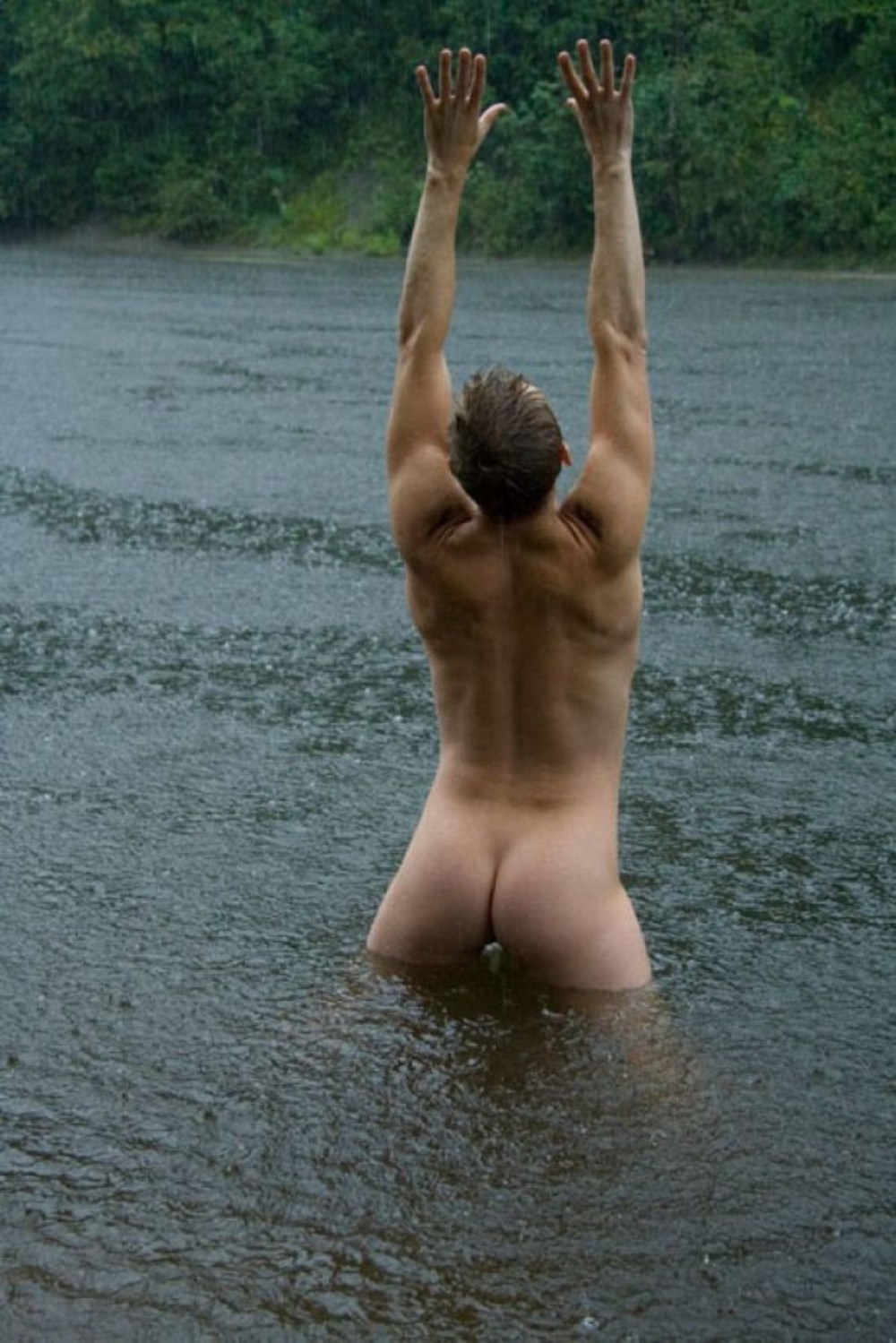 парни голые на реке фото 21